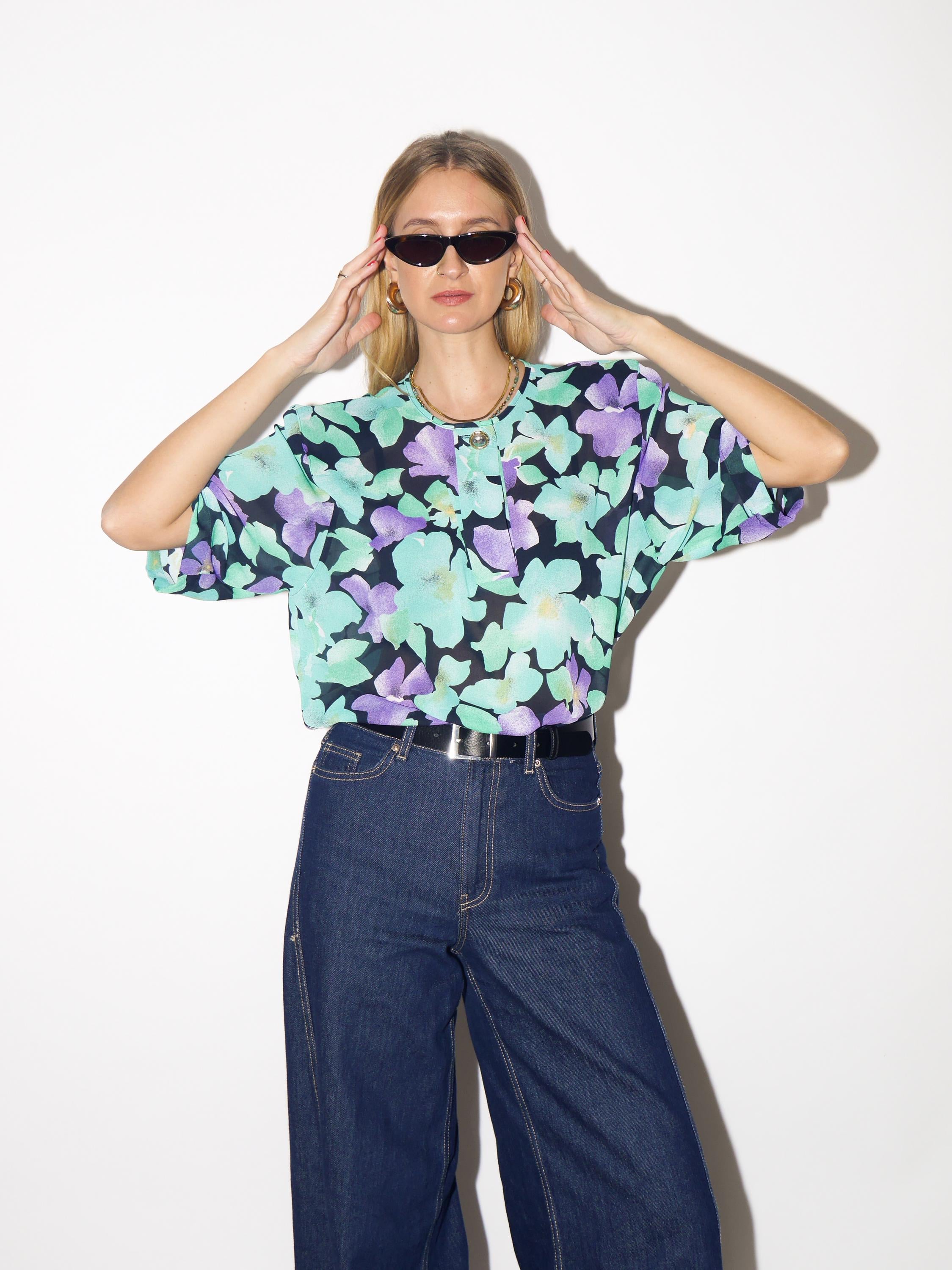 VINTAGE floral blouse from 1980s in green and purple flowers with short sleeve