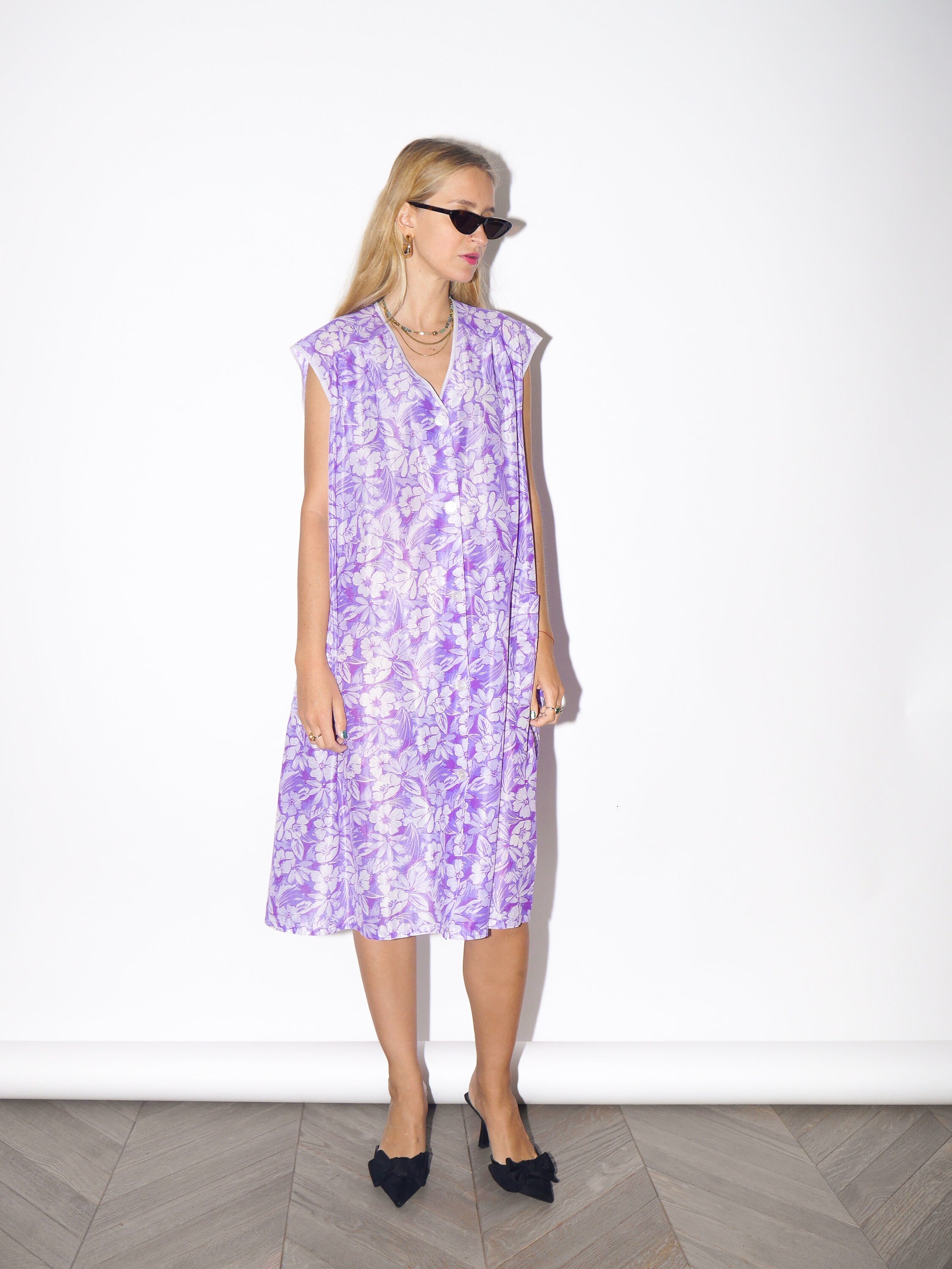 VINTAGE purple liliac flower patterned oversize dress from 1980s | lightly sheer oversize buttoned dress with collar and two pockets