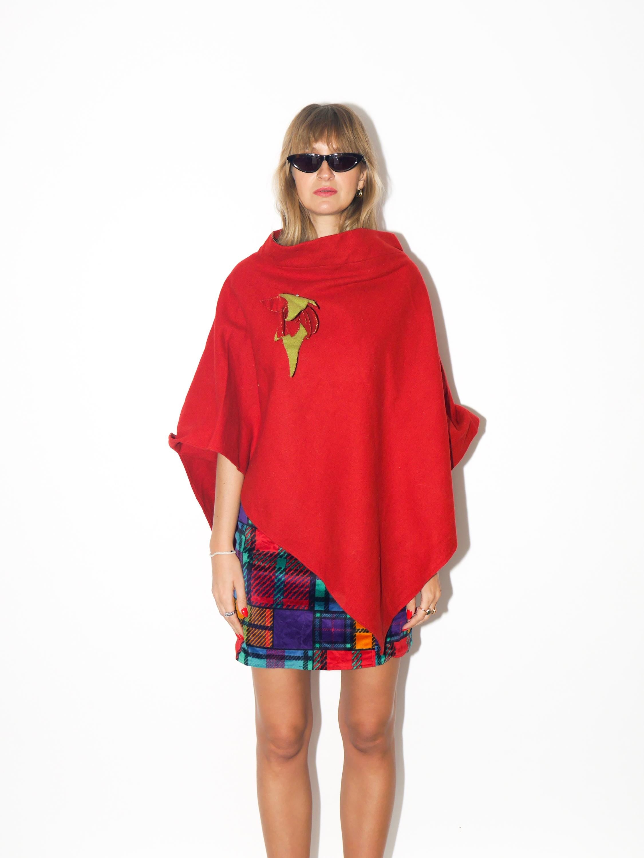 VINTAGE Red Wool Poncho With Flower Brooch From The 1990s By Mylene