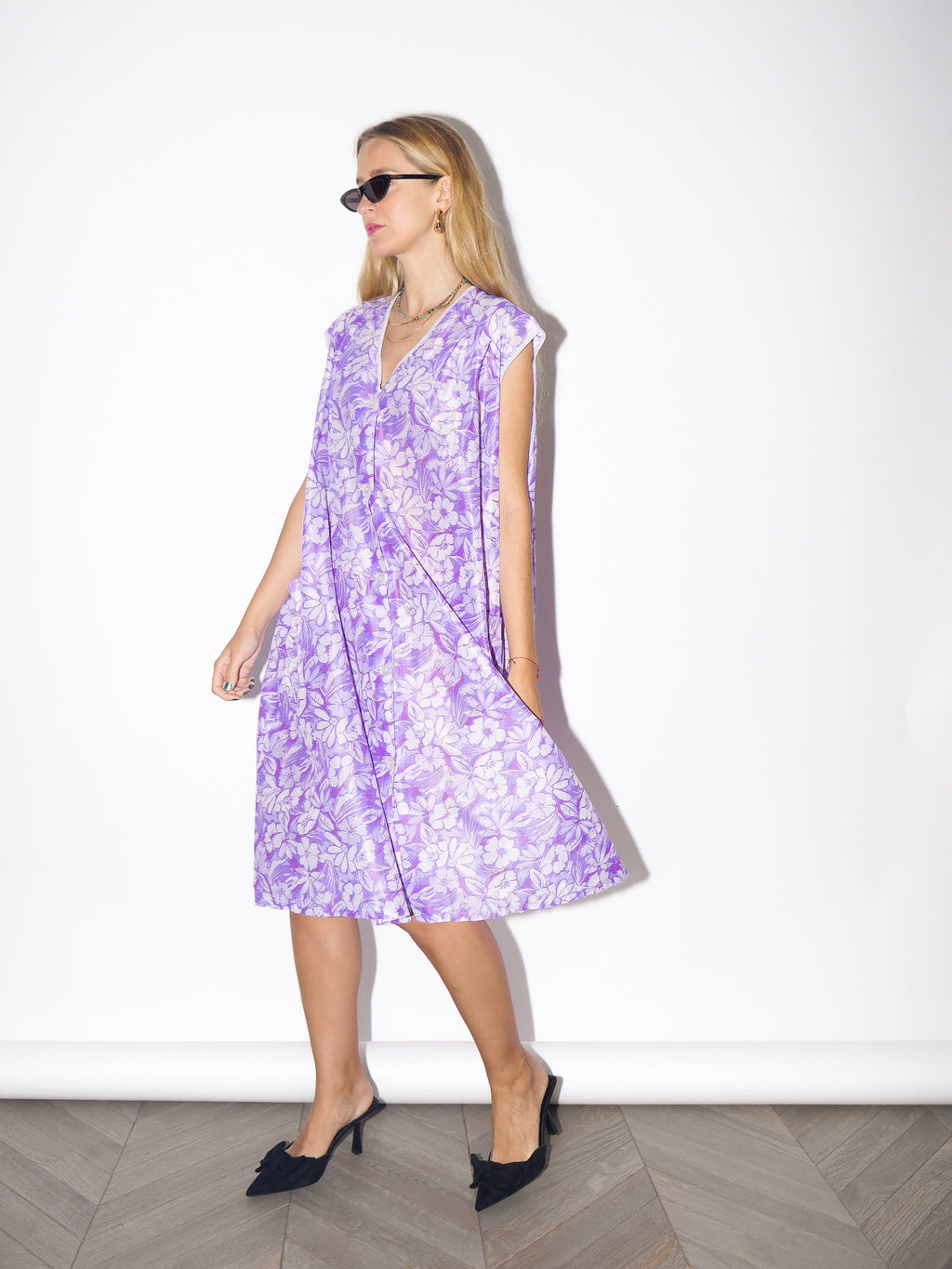 VINTAGE purple liliac flower patterned oversize dress from 1980s | lightly sheer oversize buttoned dress with collar and two pockets