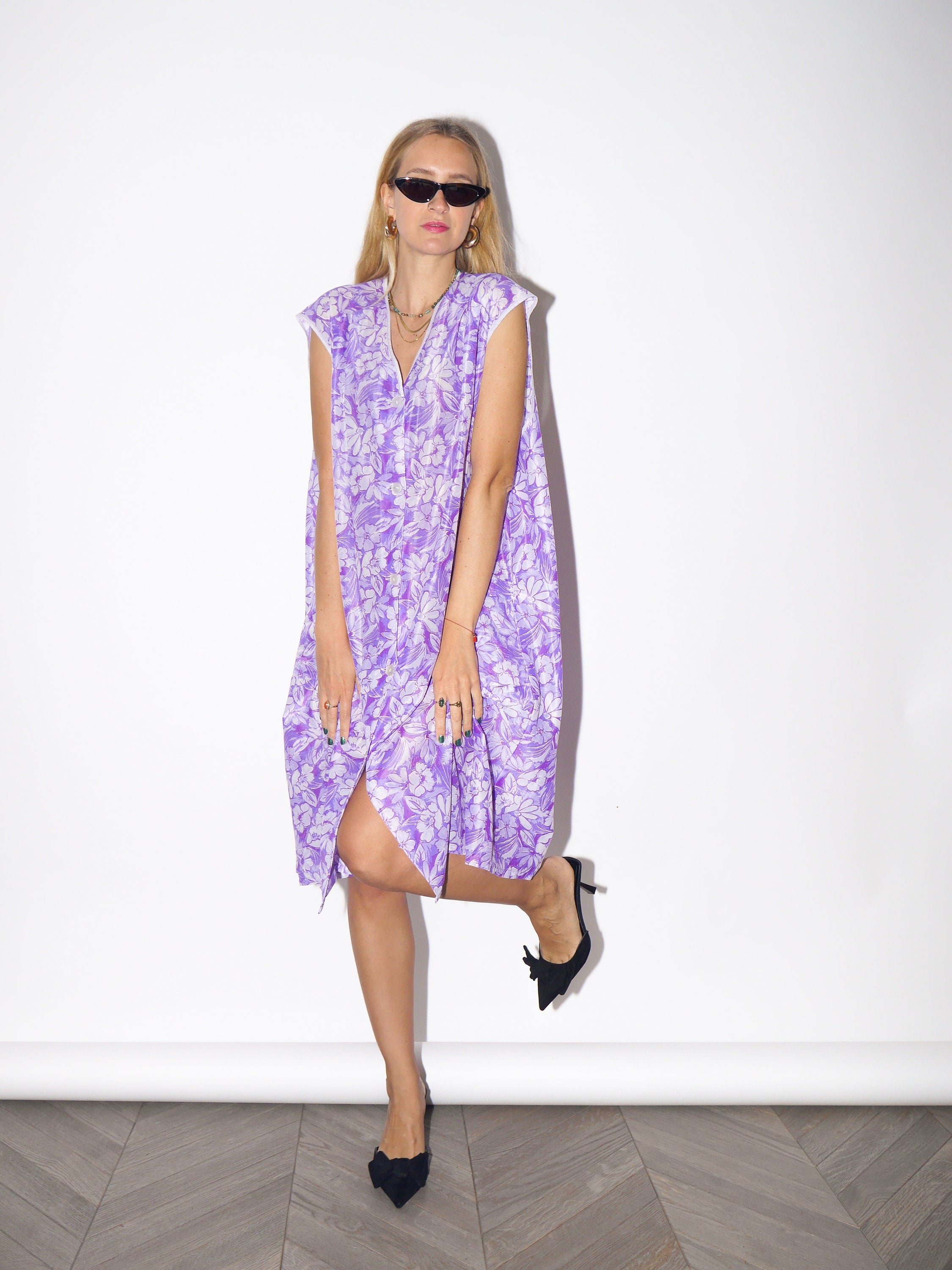 VINTAGE purple liliac flower patterned oversize dress from 1980s | lightly sheer oversize buttoned dress with collar and two pockets