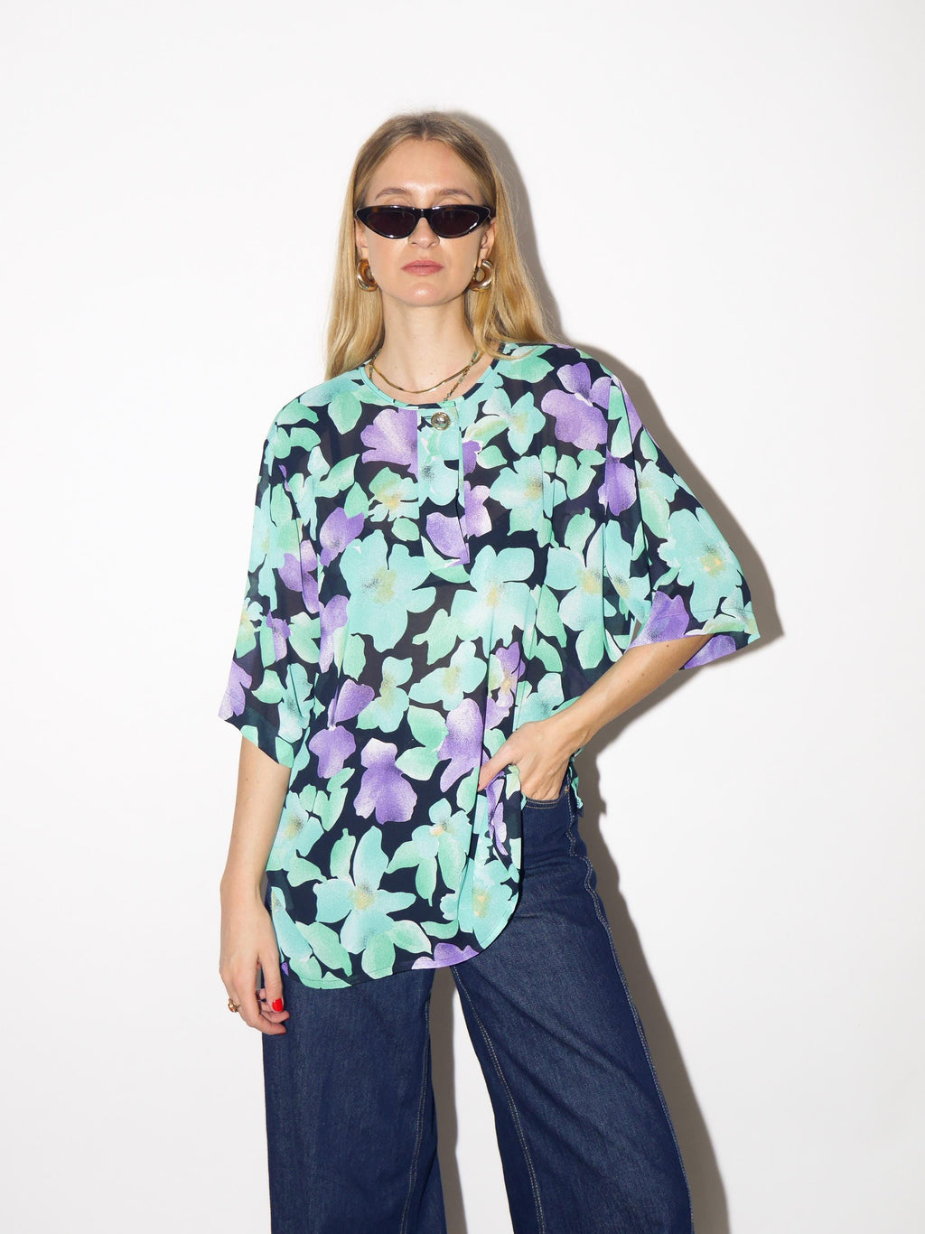 VINTAGE floral blouse from 1980s in green and purple flowers with short sleeve
