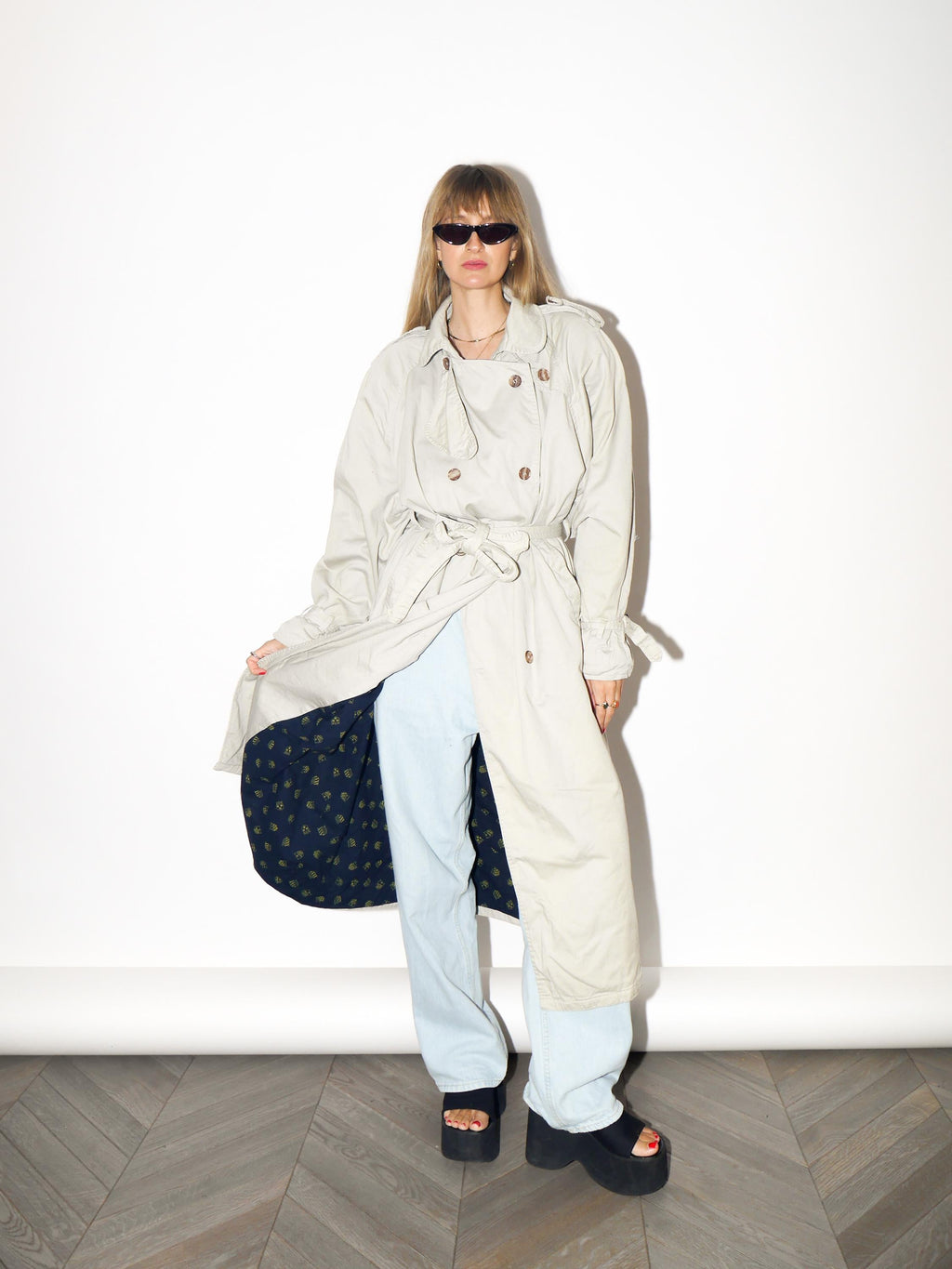 VINTAGE Beige Cotton Maxi Trench Coat With Belt And Printed Lining From The 1980s
