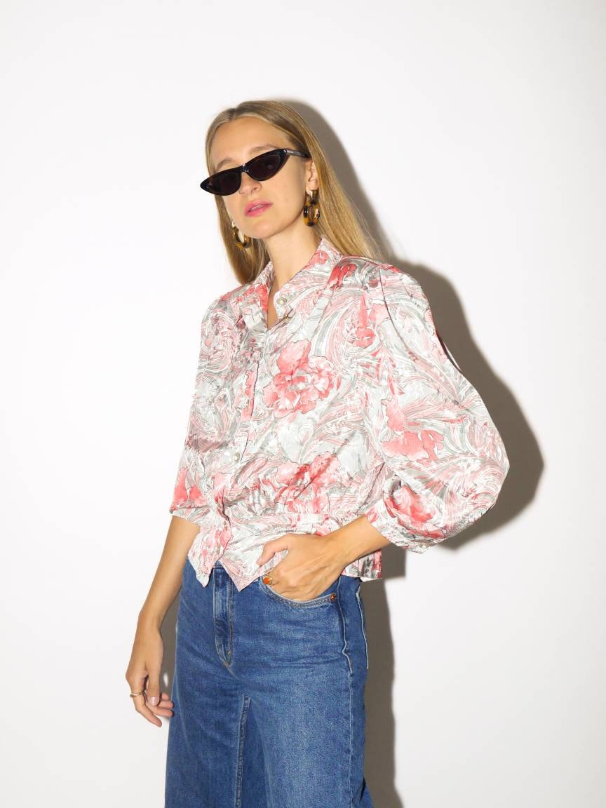 VINTAGE blouse from 80s with peplum in silver and pink floral pattern | feminine buttoned shirt with shoulder pads | modopol