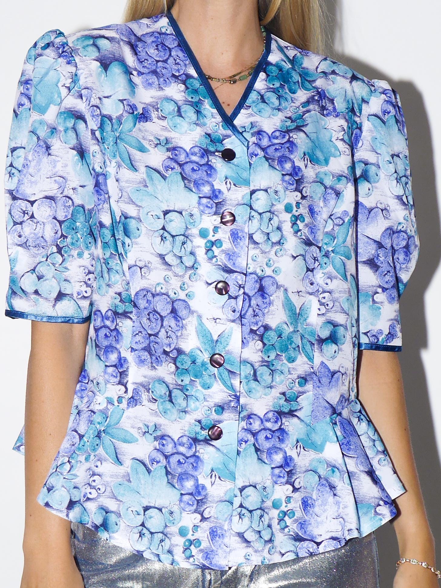 VINTAGE White Blueberry Print Peplum Blouse With Shoulder Pads And Decorative Buttons From The 1980s (Handsewn)