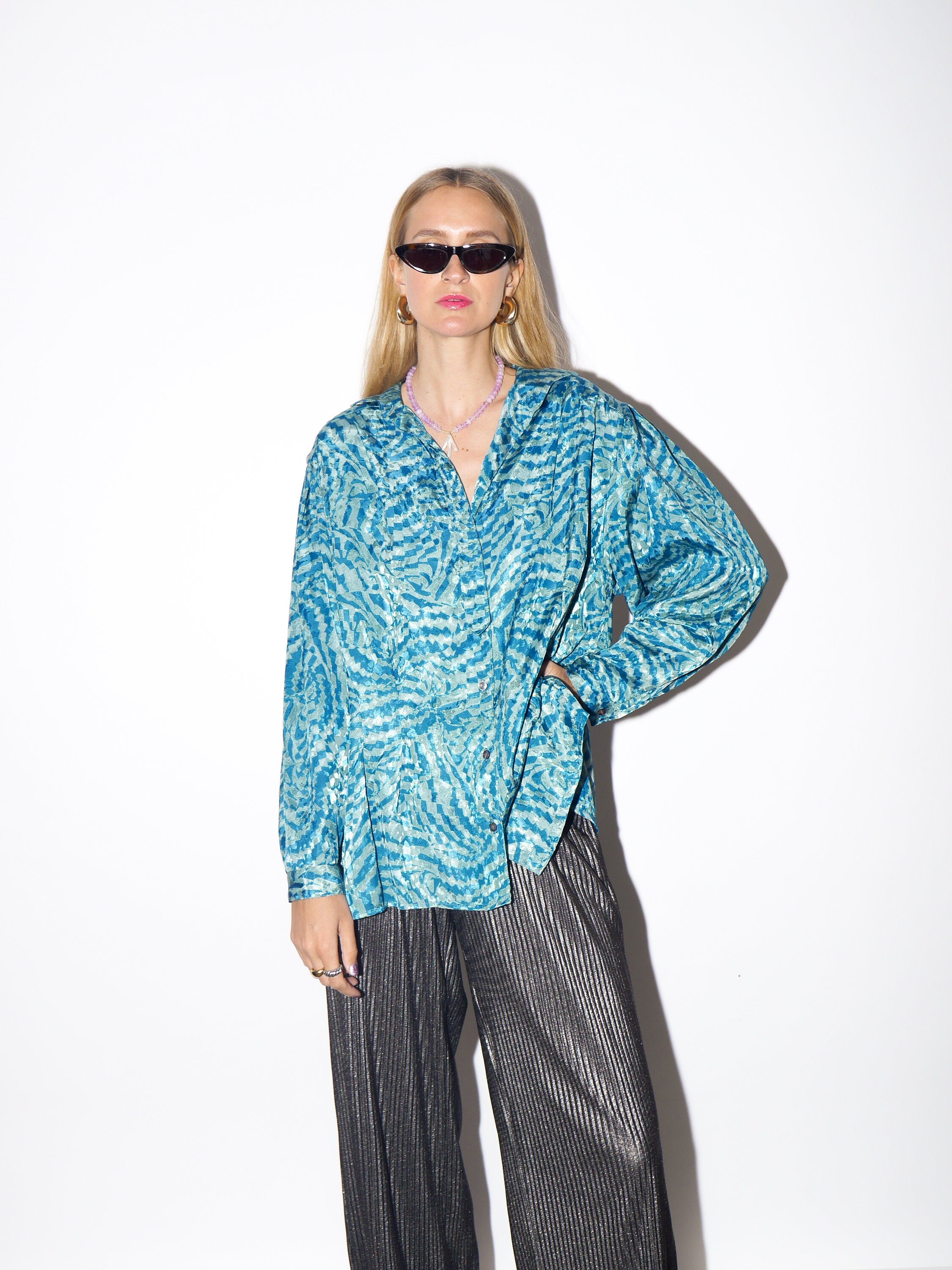 VINTAGE psychedelic animal print turquoise blouse by KONFEKTIONPLAUEN® from 1980s | retro oversize style blouse with puffer sleeves